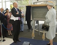 Queen_opens_UCH_2005.jpg